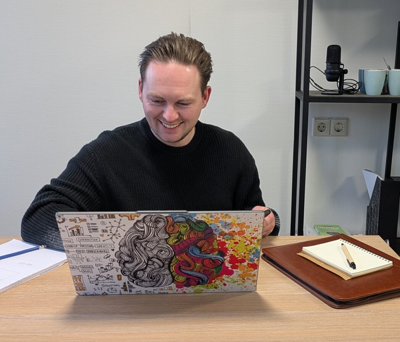 Belegger Kees werkt aan laptop en legt ETF beleggen uit