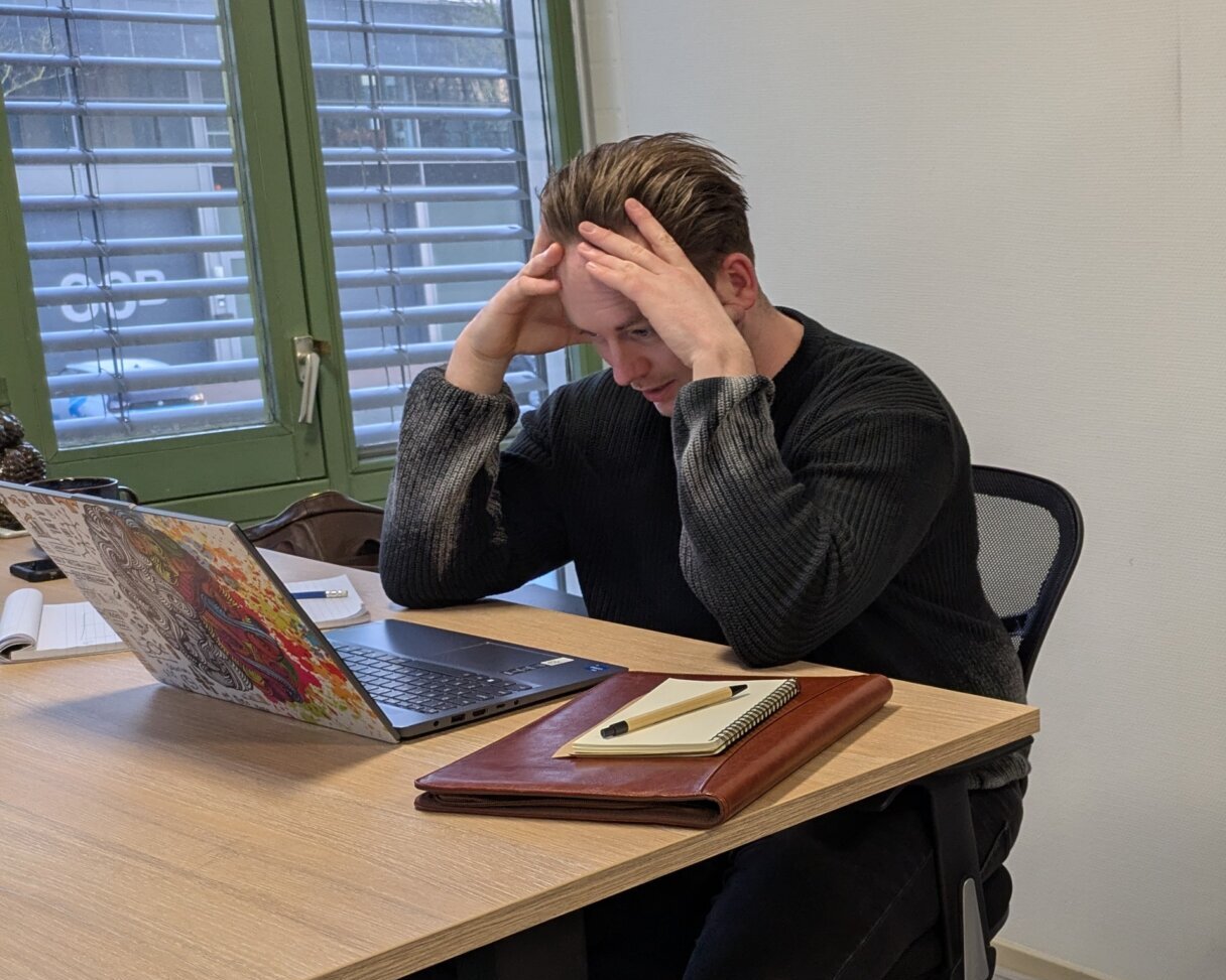 Beginnende belegger zit aan bureau en leert de basis van beleggen