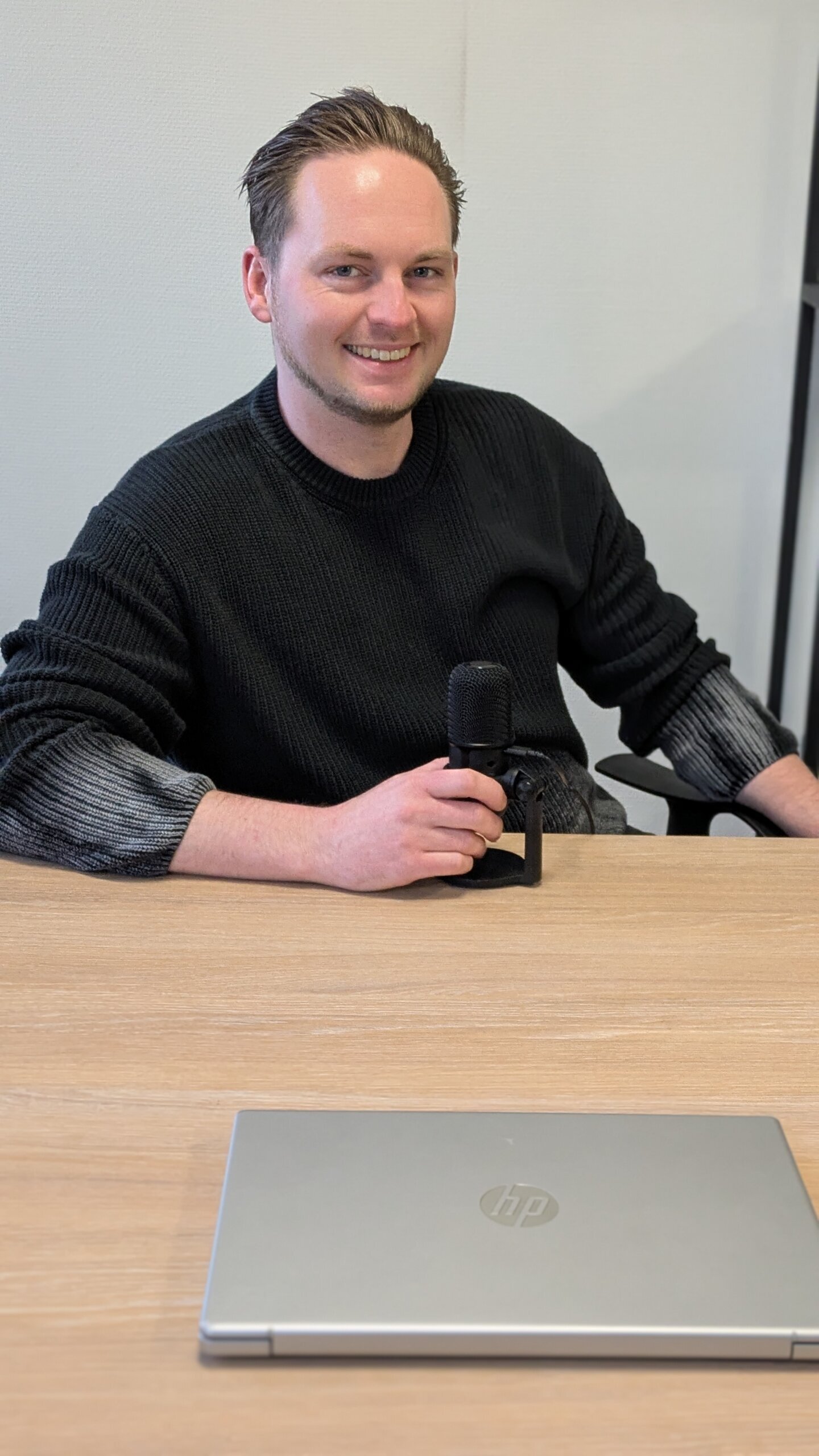 Opname van beleggerspodcast aan bureau