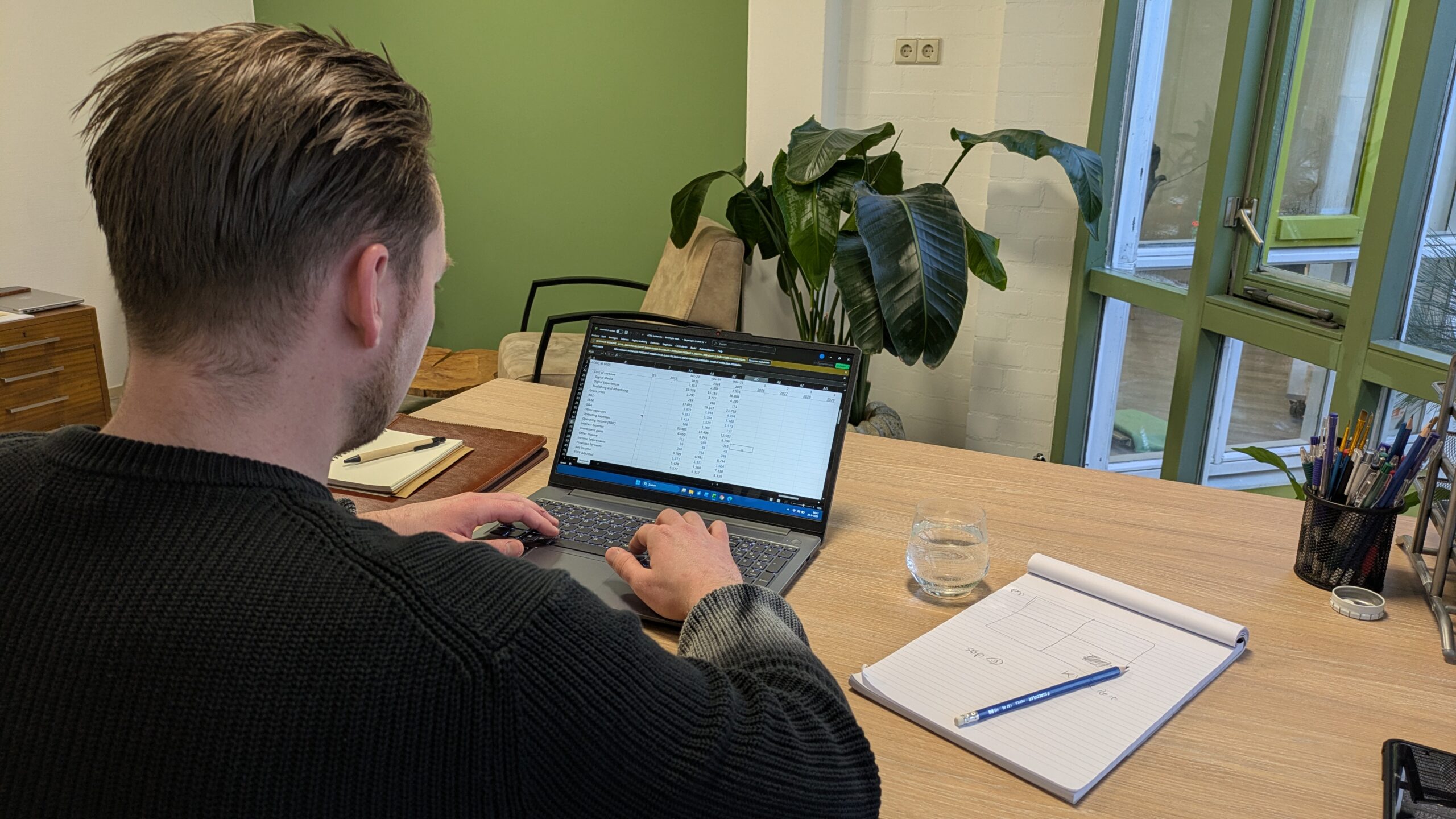 Fundamentele aandelenanalyse op laptop en notities